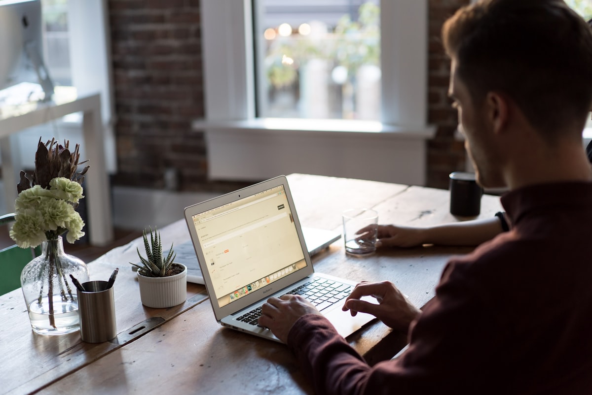 An employee working with the Trakwyse desktop agent running in the background